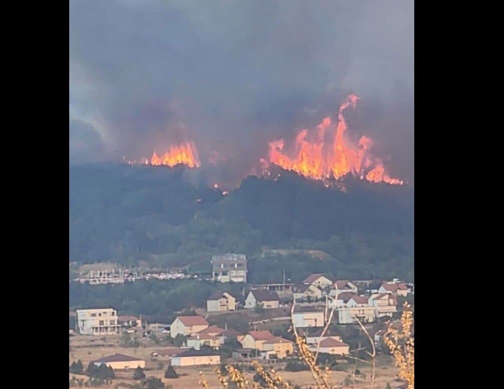 Gjendje e rënduar e zjarreve në disa fshatra të Mitrovicës, po iu afrohet shtëpive