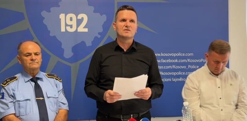 Vrasja e trefishtë në Gjilan, policia bën kërkesë për bashkëpunim ndërkombëtar për kapjen e të dyshuarve