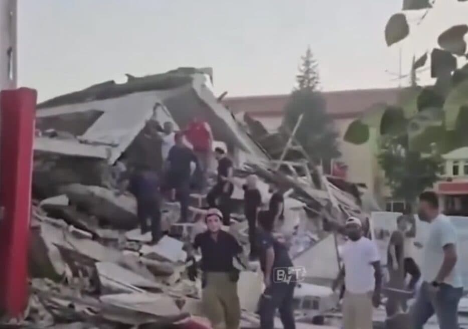 Tërmeti i fortë në Turqi, shemben ndërtesa
