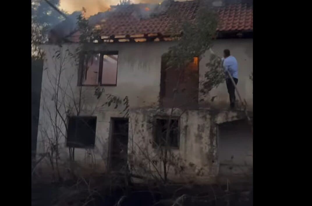 E rëndë: Digjet një shtëpi nga zjarret masive në Kqiq të Mitrovicës