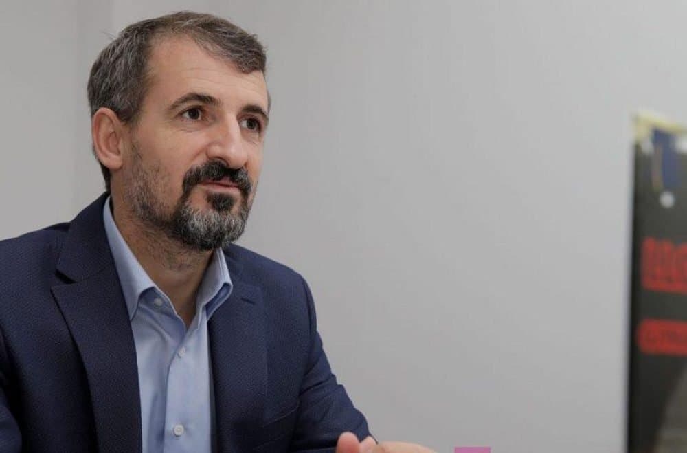 Miftaraj për Haxhiun: Për 4 vite e shkatërroi sistemin e drejtësisë, sot në emër të patriotizmin e cenon Gjykatën Kushtetuese