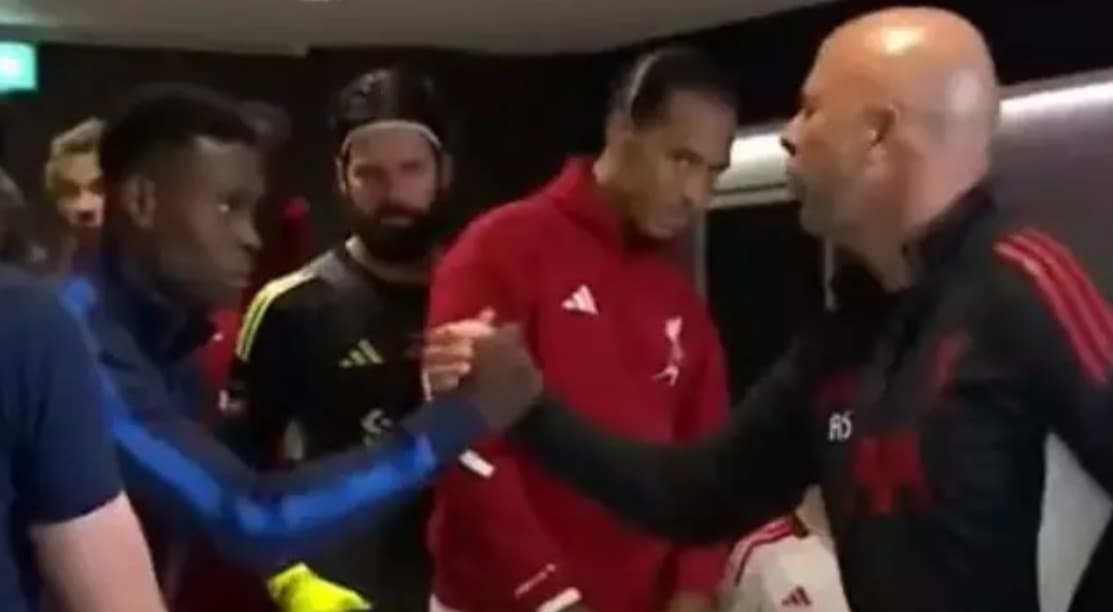 Virgil van Dijk “xhelozon” pasi Arne Slot shtrëngon duart me Marc Guehi