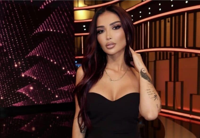 Nuk përmbahet Xheneta, shfaqet pa të brendshme në publik