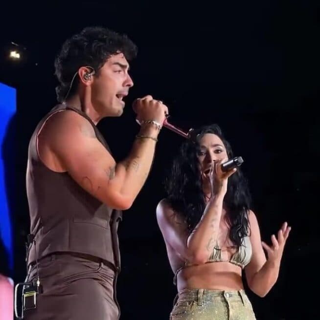 Në koncertin e vëllezërve Jonas në New Jersey, Demi Lovato rikthen magjinë e “Camp Rock” pas 15 vjetësh