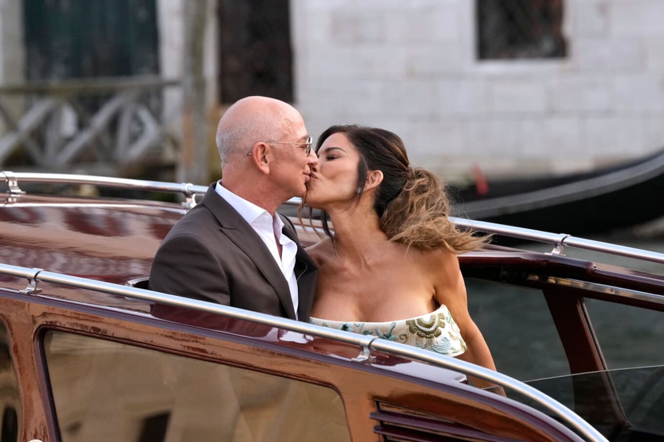 Bezos dhe Sanchez kërkojnë 190,000 dollarë nga vëllai i saj