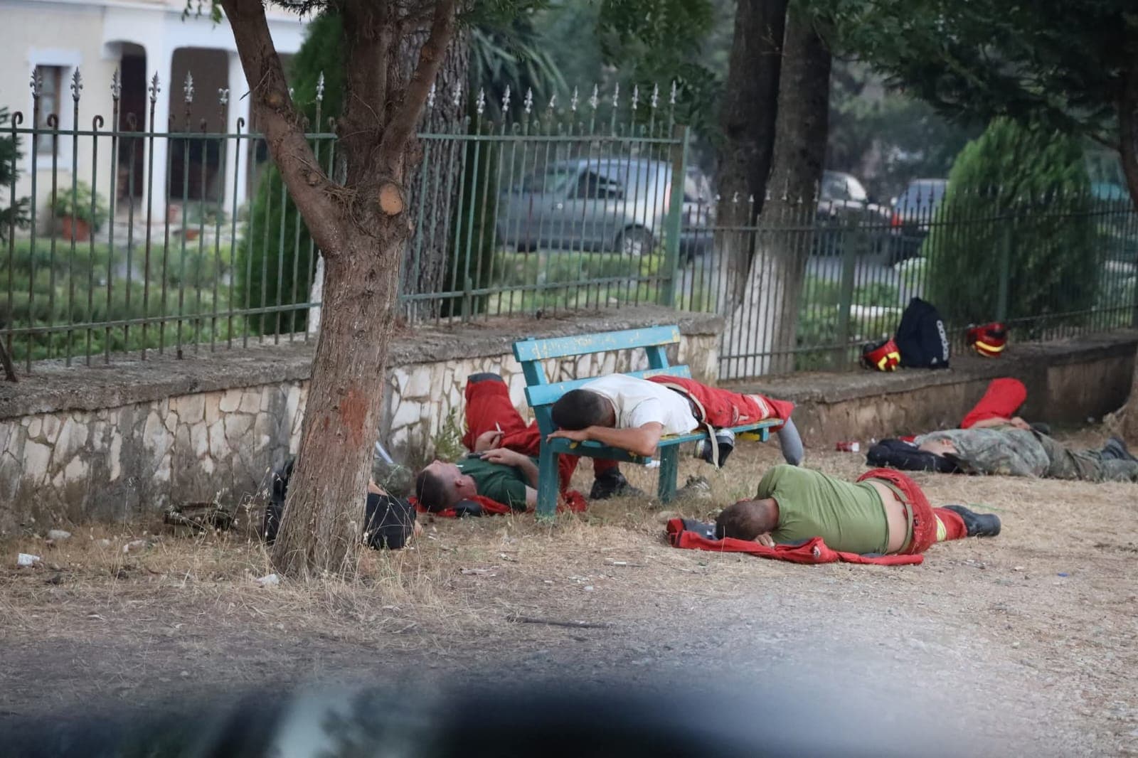 Delvinë/ Ushtarë dhe zjarrfikës të rraskapitur, mbi 48 orë pa gjumë në luftë me flakët (FOTOLAJM)