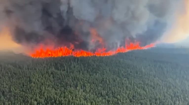 Zjarr i përmasave të mëdha në Kanada, nis evakuimi i banorëve