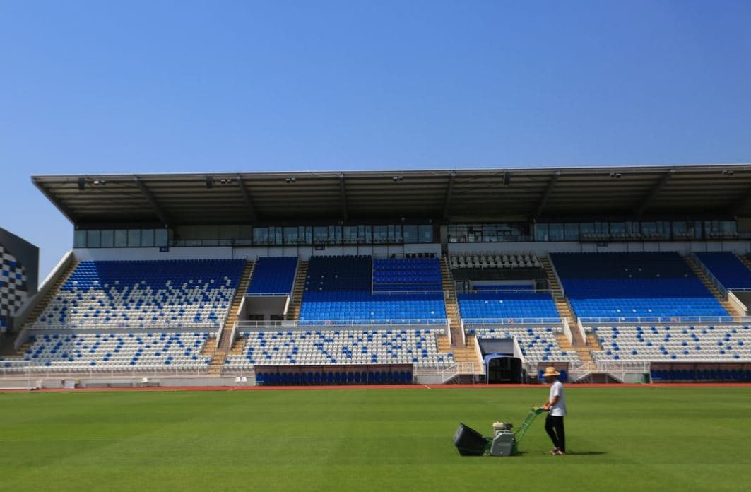 Rumunët të kënaqur me pastërtinë në stadiumin “Fadil Vokrri”: Bari është mirë, tribunat larg fushës…!