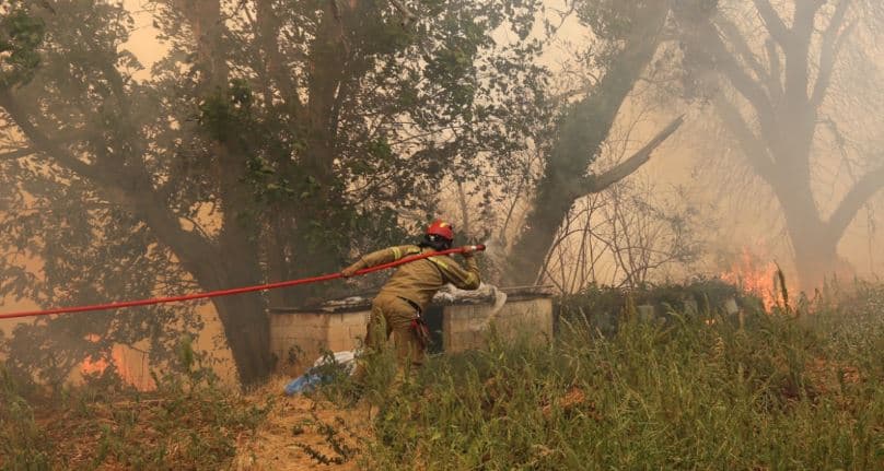 “Apokalips” në Greqi/ Mbi 5 mijë zjarrfikës në luftë me flakët
