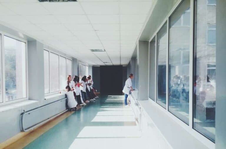 Spitalet zvicerane kërkojnë njohje më të shpejtë të kualifikimeve të huaja mjekësore