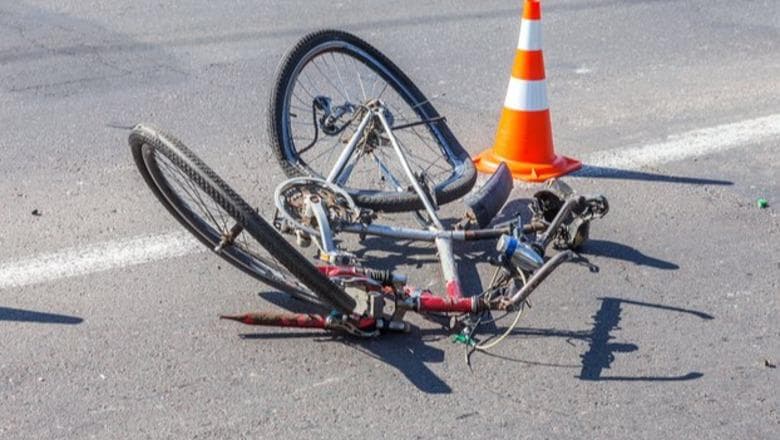 Makina përplas biçiklistin në Tiranë, shoferi largohet nga vendngjarja