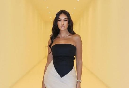 Adrola Dushi mahnit me elegancën e saj në foton e fundit