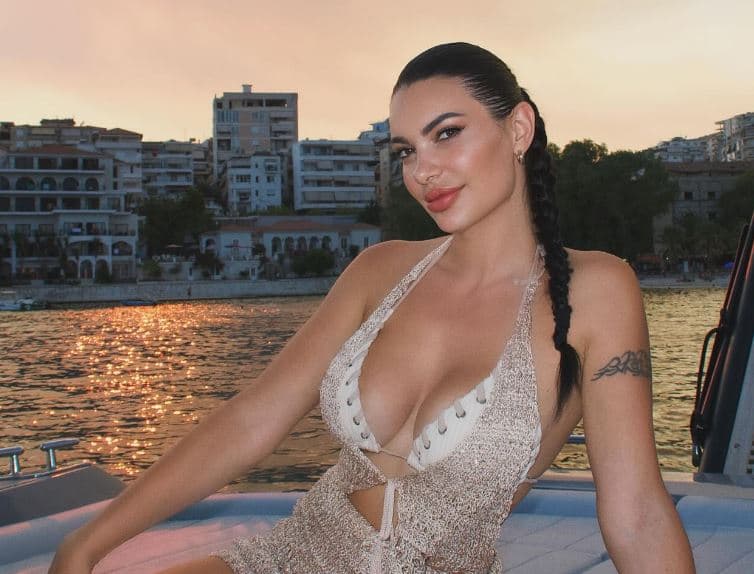Zaimina shkëlqen në Sarandë, rikthehet në qytetin e fëmijërisë me mesazh plot ndjenja