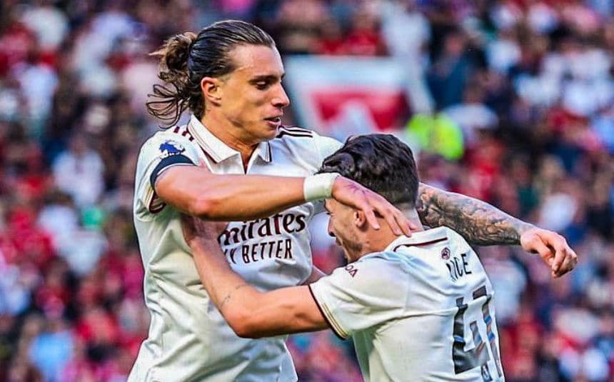 Dominim total i “Djajve të Kuq”, por Arsenali merr tri pikë në “Old Trafford”