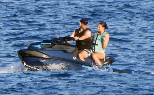 “Kam qenë në ‘Titanik’”, foto të DiCaprio-s dhe të dashurës së re bëjnë bujë