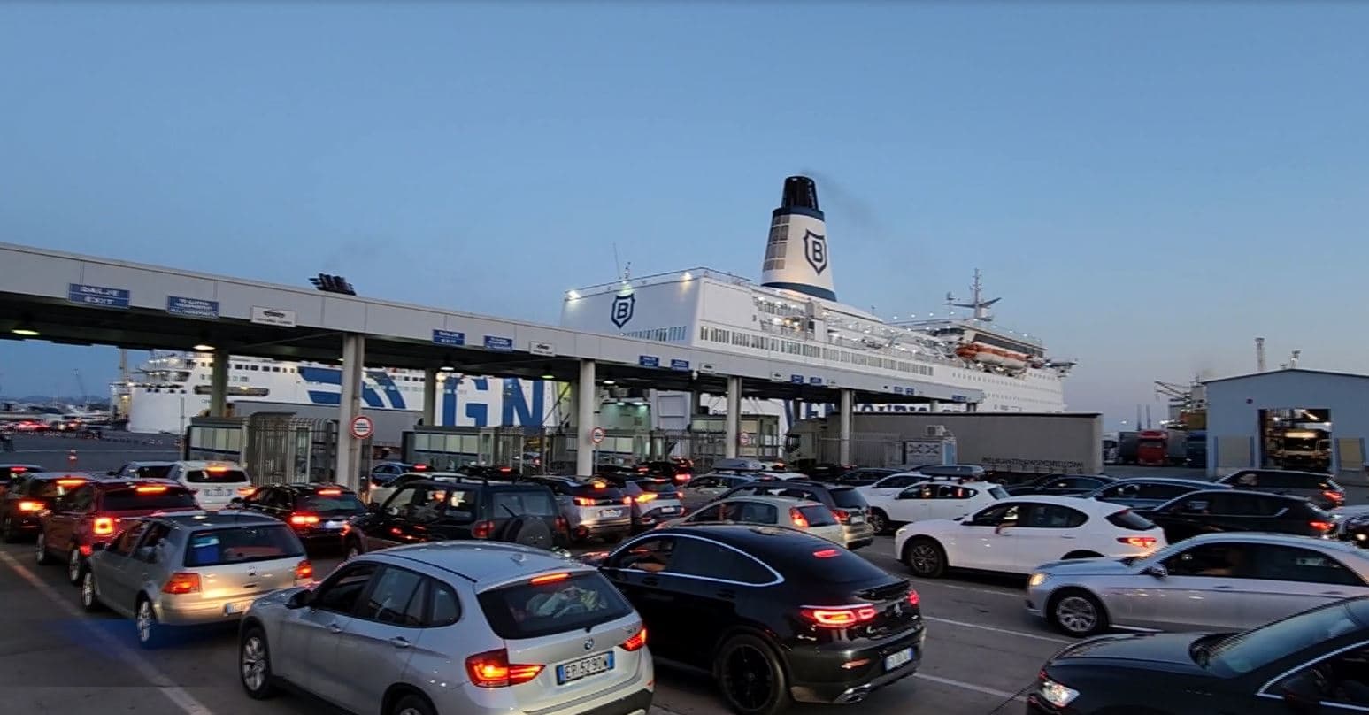 111 mijë hyrje-dalje nga Durrësi vetëm në korrik