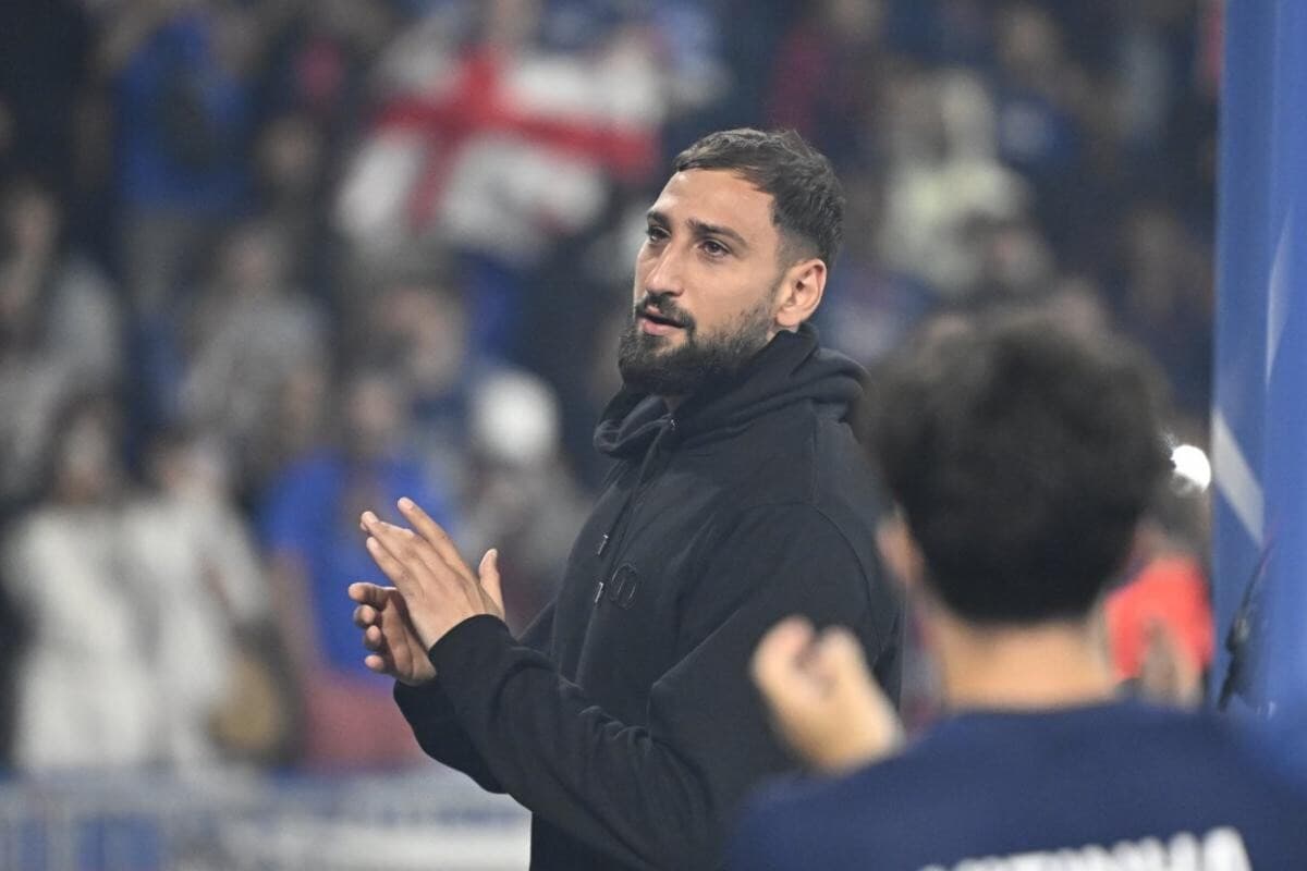 Lot e emocione, Donnarumma përshendetet me tifozët dhe futbollistët e PSG-së