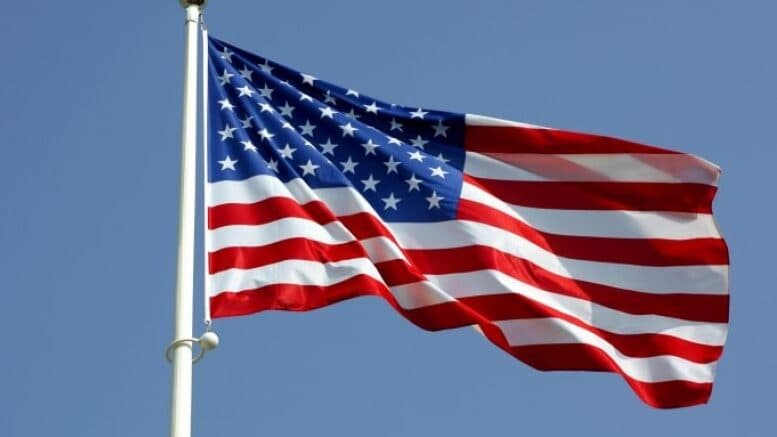 Trump urdhëron masa ndëshkuese ndaj djegies së flamurit amerikan: Burgim për një vit