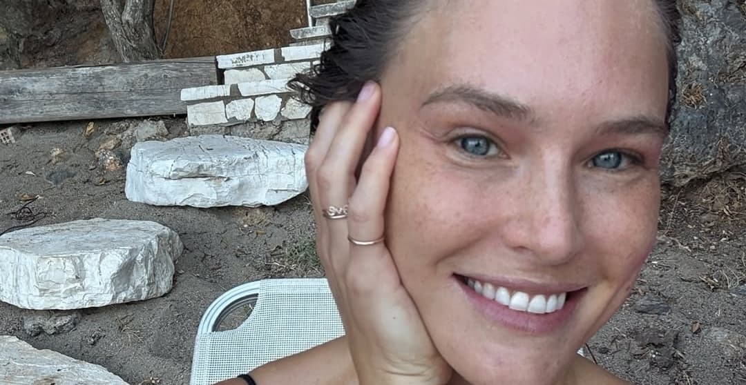 Modelja Bar Refaeli shfaqet me bikini, tregon format perfekte gjatë pushimeve