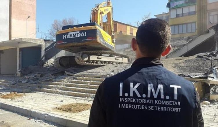 IKMT “zbarkon” në Dhërmi, shemb objektin që doli jashtë lejes së ndërtimit