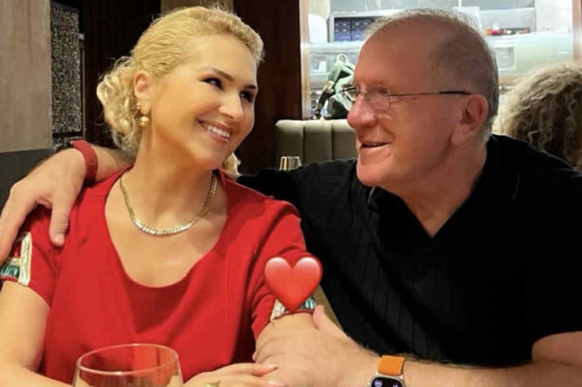 Shyhretja ndan moment romantik me bashkëshortin: “Dashnia është njësoj si ditën e parë”