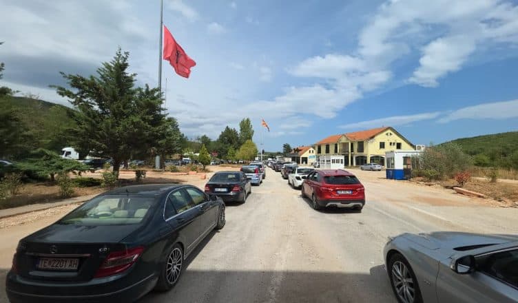 Radhë mbi 2 km në Qafë Thanë, turistët presin për orë të tëra
