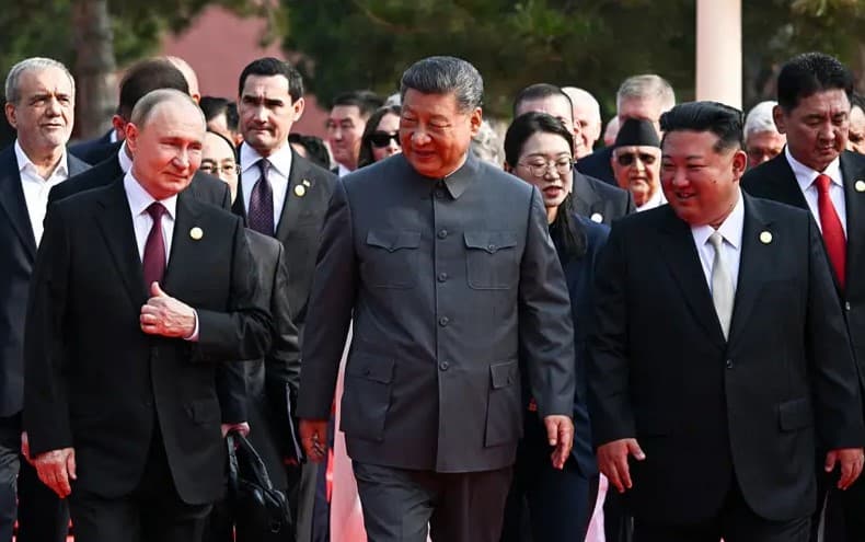Kina bashkon Putin, Xi Jinping dhe Kim Jong Un, prezantohen armët e reja