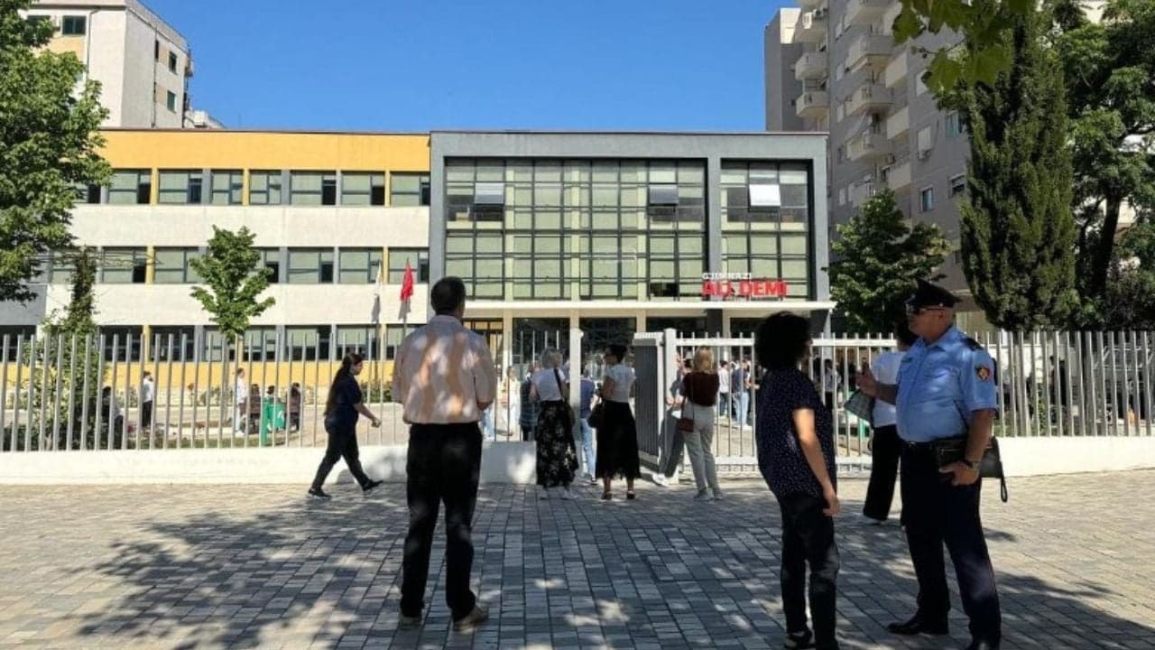 Kod i ri etike për mësuesit: Kujdes në rrjete sociale, paraqitje dhe sjellje në publik