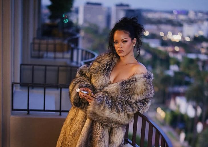 Rihanna shkëlqen në fotot e fundit në perëndim të diellit