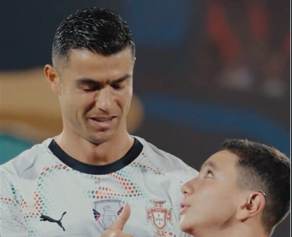 Pasi e shtyri një tifoz dy ditë më herët, Ronaldo e publikon një video të bukur me maskotën e tij