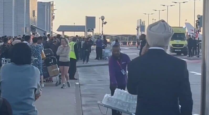 Trazira në aeroportin e Heathrow, zjarrfikësit në vendngjarje, probleme edhe në disa linja treni