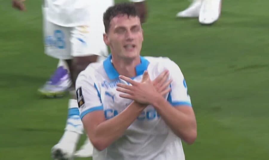 Pavard debuton me gol te Marseja, feston me ‘Shqiponjë’ për të përshëndetur bashkëshorten shqiptare
