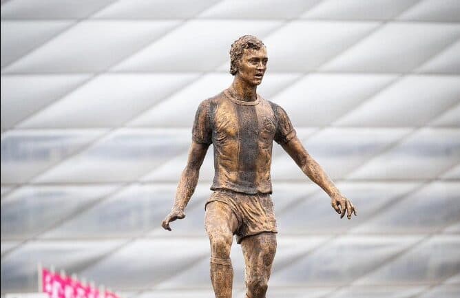 Bayern zbulon statujën për Franz Beckenbauer para Allianz Arena