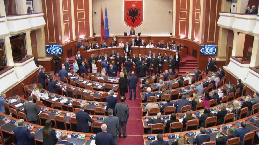 Diella çorienton opozitën, Rama injoron PD, miraton pa debat programin e qeverisë
