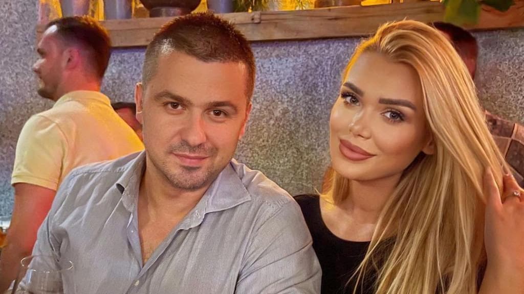 Gruaja e Genc Prelvukaj ia huq me fotoshop, shtrembëron gishtat e duarve! (Foto)