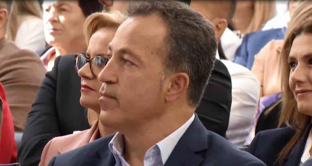 PD dorëzon kërkesën për shkarkimin e Peleshit: Vetëm në pak kohë asgjësoi parlamentin!