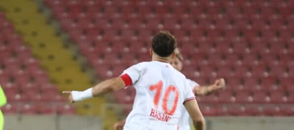 Florent Hasani e mposht dy herë Visar Bekajn, ia shënon një gol të bukur nga goditja e dënimit