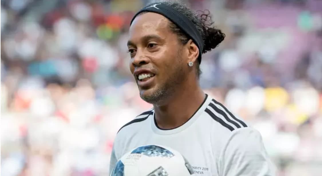 Ronaldinho i tha një lojtari se mund të fitonte Topin e Artë dhe të “bënte histori”, por ende po presim