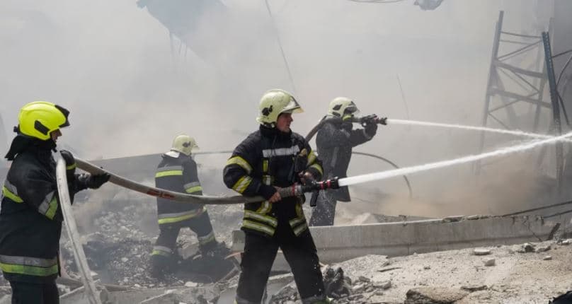 Ukraina: Rusia i shënjestron zjarrfikësit me sulme të dyfishta
