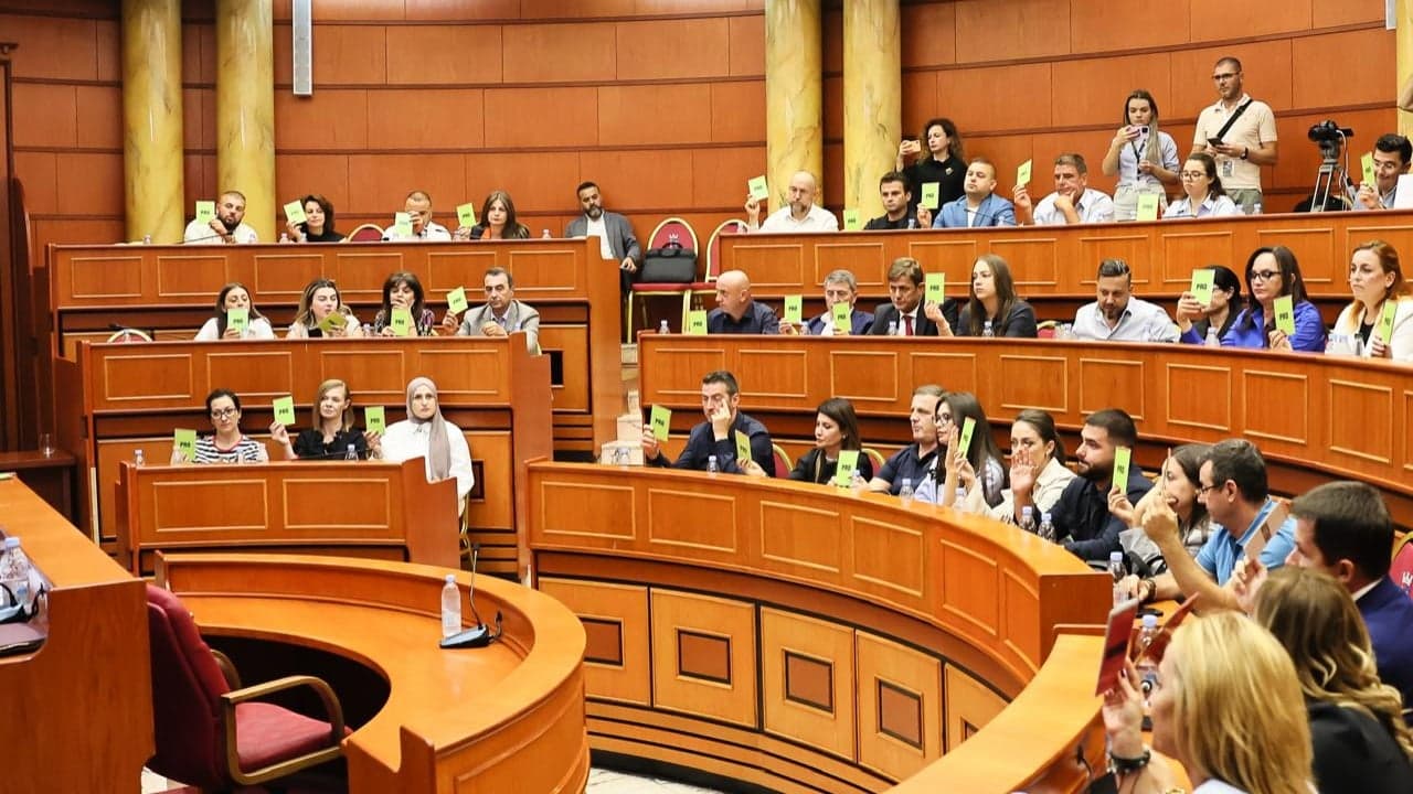 Seanca e shkarkimit, ja katër këshilltarët e PS-së që nuk e “tradhtuan” Erion Veliajn