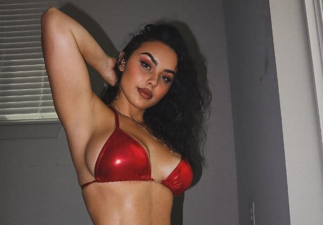 Linda Halimi provokon ndjekësit, shfaq format perfekte në bikini