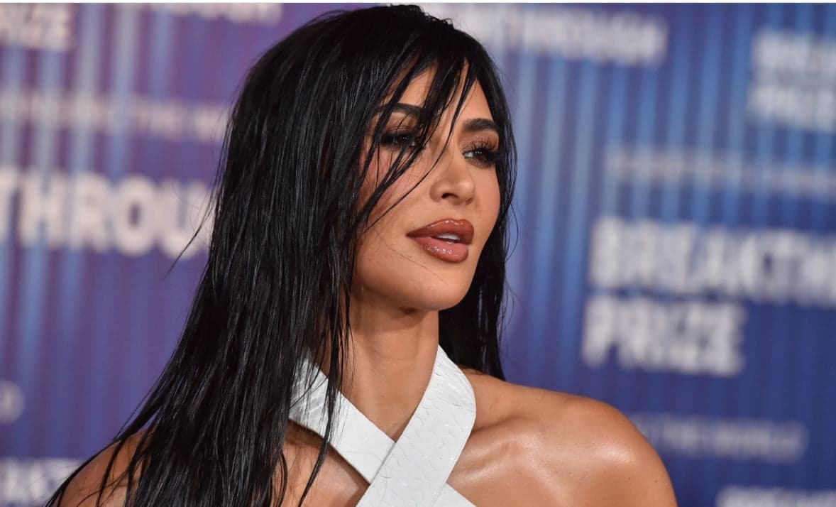 Kim Kardashian nuk i lë vend imagjinatës, shfaqet me një kostum transparent në New York