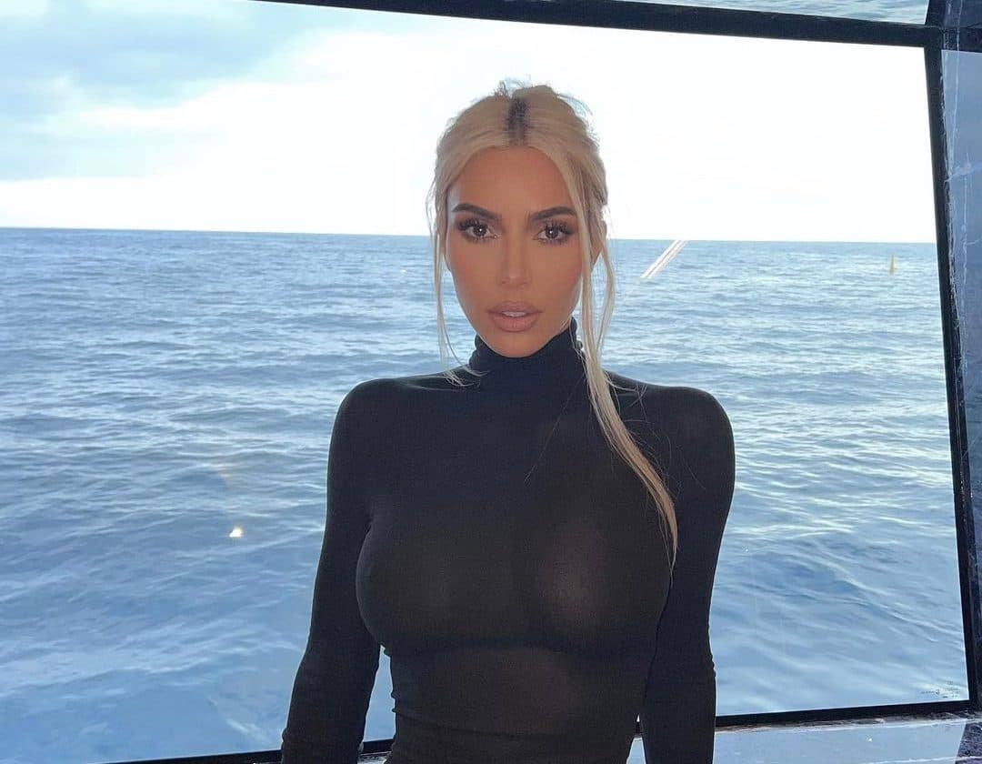 Kim Kardashian nuk i lë vend imagjinatës, shfaqet me një kostum transparent në New York