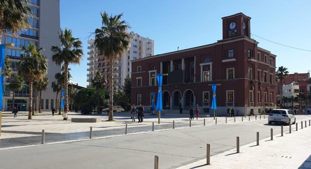 Dorëhiqen pesë zyrtarë lokalë në Durrës, emërohen katër administratorë të rinj
