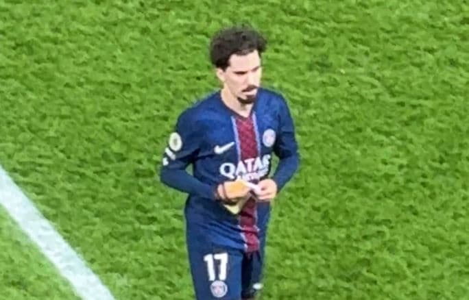Lëndohet Vitinha? PSG-ja në telashe para ndeshjes me Barcelonën