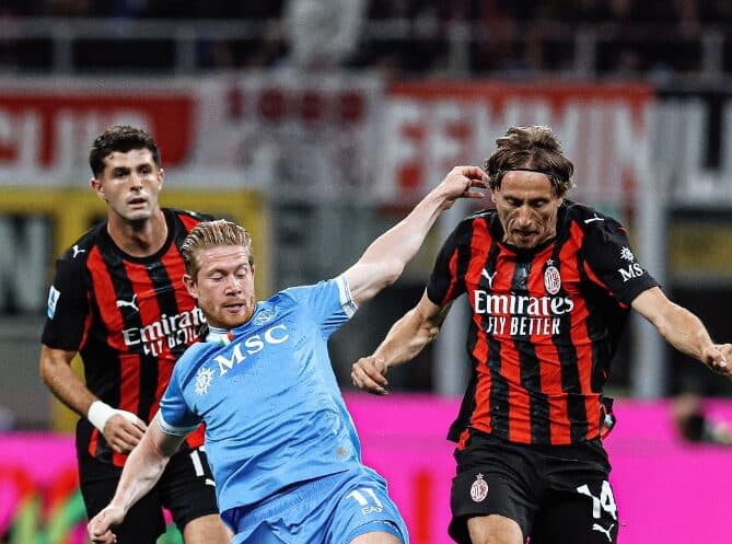 Milan e fiton derbin me Napolin, merr kryesimin në Serie A