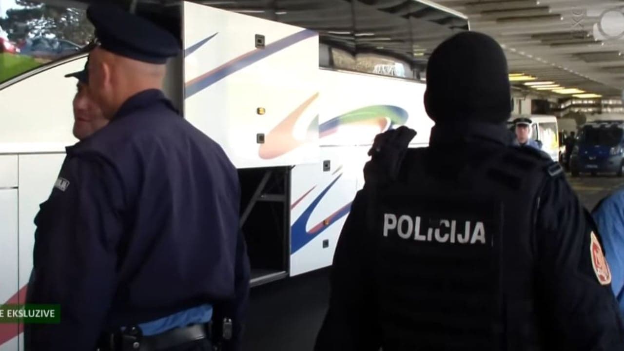 Deputetë, gazetarë e tifozë u bllokuan në Beograd, ish-ambasadori e kujton tmerrin e vitit 2014