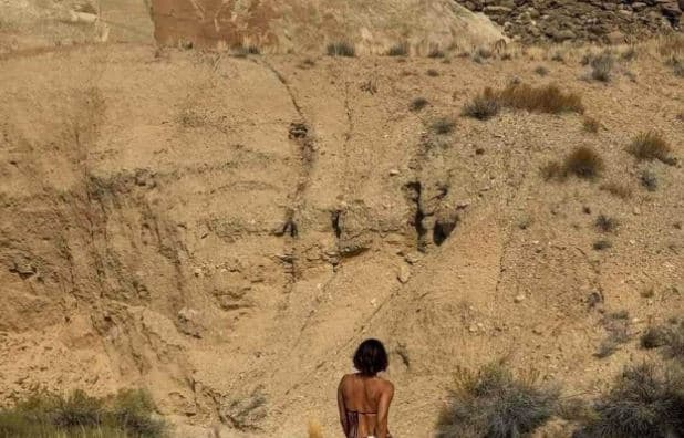 Aktorja e famshme bëri bujë me një foto provokuese me bikini: ‘Po shkoj në rrugën time…’