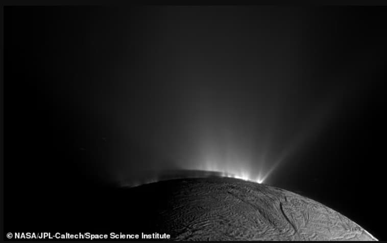 Hëna e Saturnit, Enceladus, mund të strehojë jetë jashtëtokësore, zbulojnë shkencëtarët