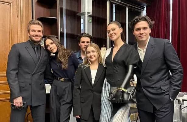 Brooklyn Beckham dhe Nicola Peltz injorojnë sfilatën e Victoria Beckham në Paris